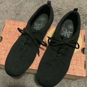 Otbt sneakerlike black shoes with laces. Very comfortable shoes..
